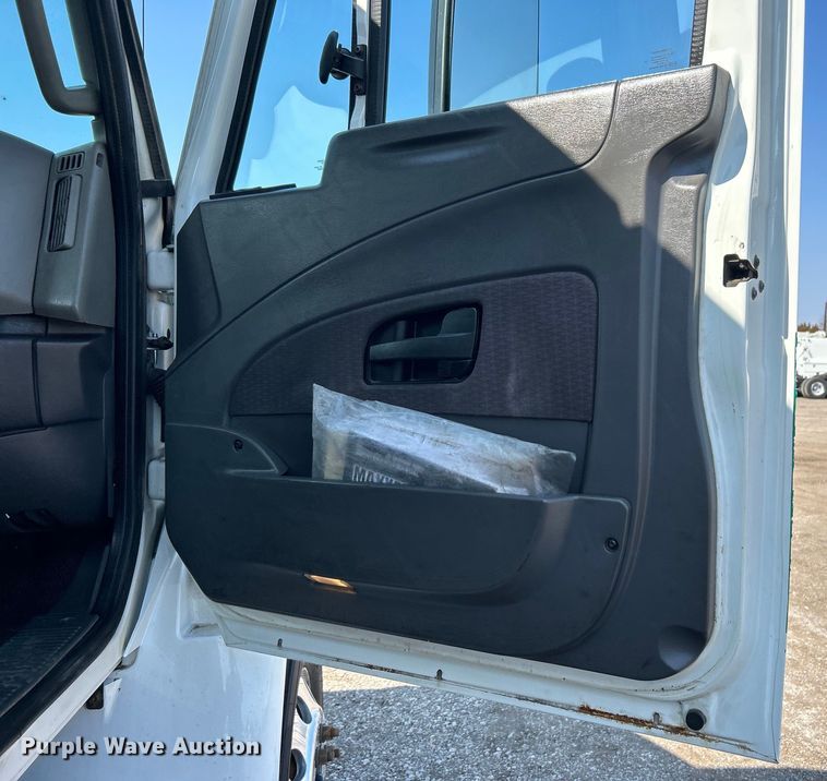 image for item EG1271 2013 International  4400 SBA flatbed truck