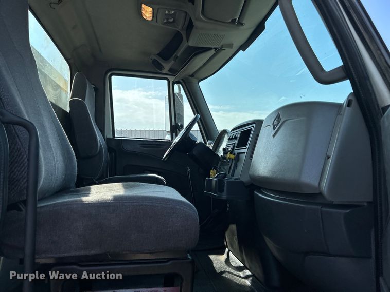 image for item EG1271 2013 International  4400 SBA flatbed truck