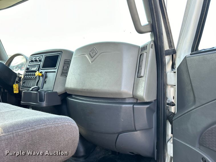 image for item EG1271 2013 International  4400 SBA flatbed truck