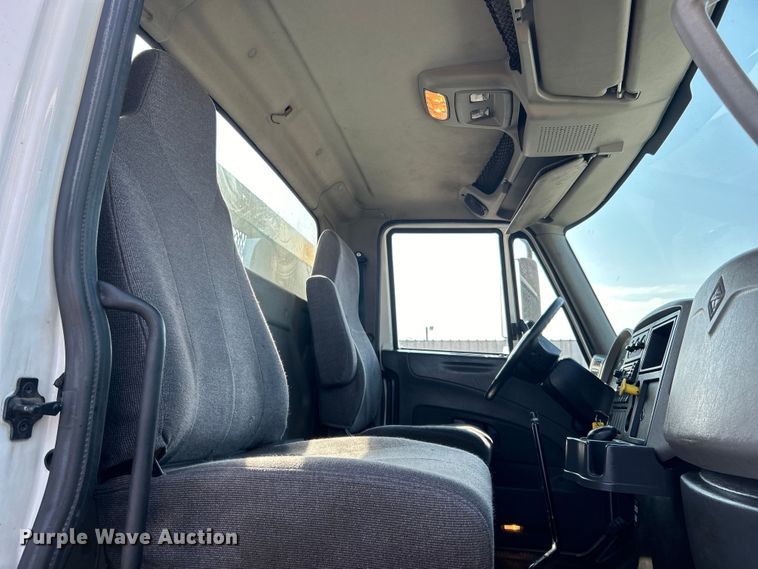 image for item EG1271 2013 International  4400 SBA flatbed truck