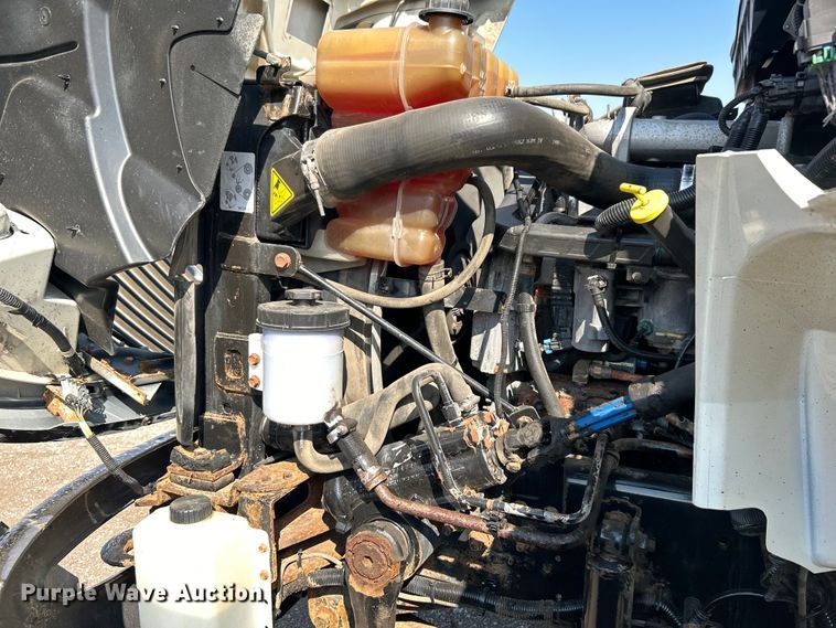 image for item EG1271 2013 International  4400 SBA flatbed truck