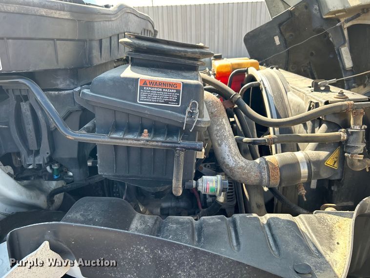 image for item EG1271 2013 International  4400 SBA flatbed truck