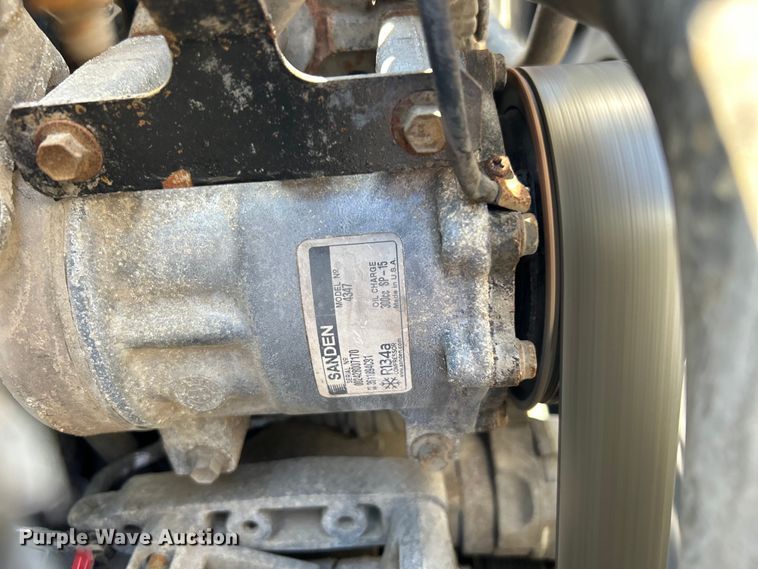 image for item EG1271 2013 International  4400 SBA flatbed truck