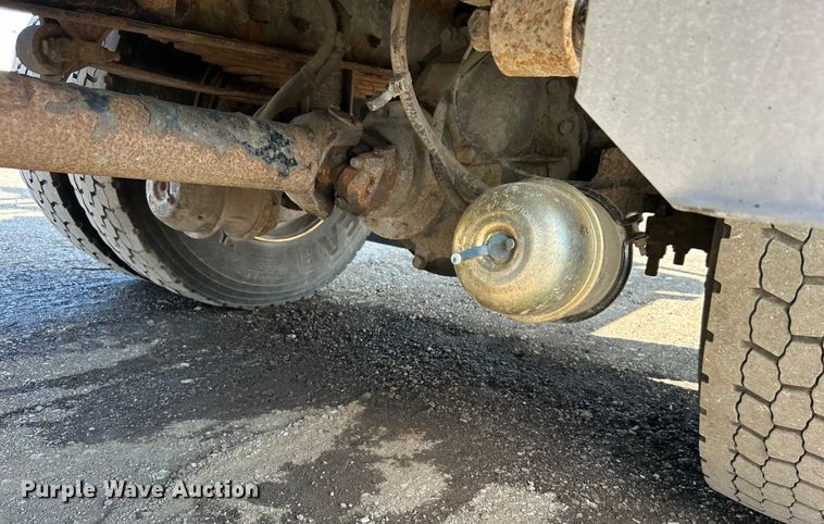 image for item EG1271 2013 International  4400 SBA flatbed truck