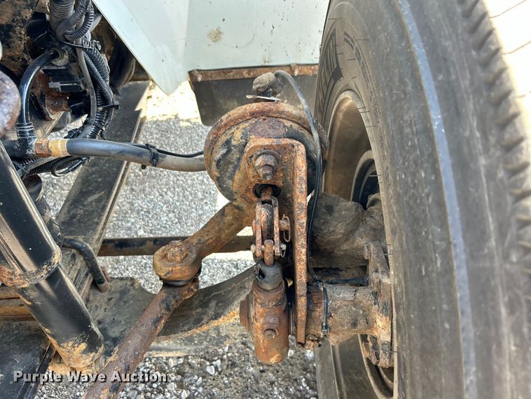 image for item EG1271 2013 International  4400 SBA flatbed truck