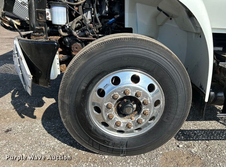 image for item EG1271 2013 International  4400 SBA flatbed truck