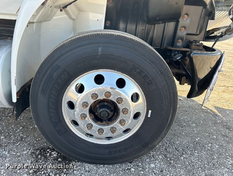 image for item EG1271 2013 International  4400 SBA flatbed truck