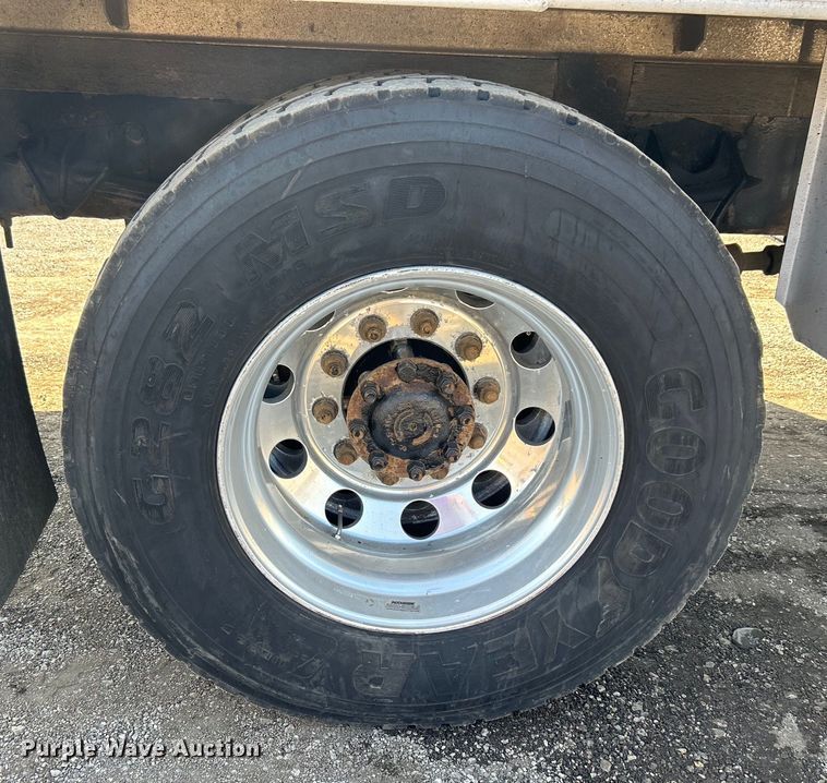 image for item EG1271 2013 International  4400 SBA flatbed truck