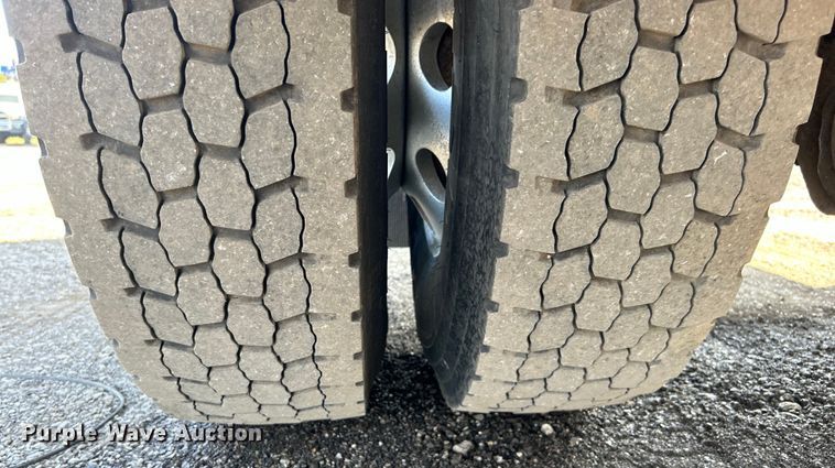 image for item EG1271 2013 International  4400 SBA flatbed truck