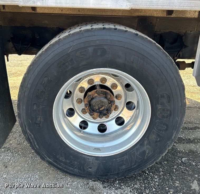 image for item EG1271 2013 International  4400 SBA flatbed truck