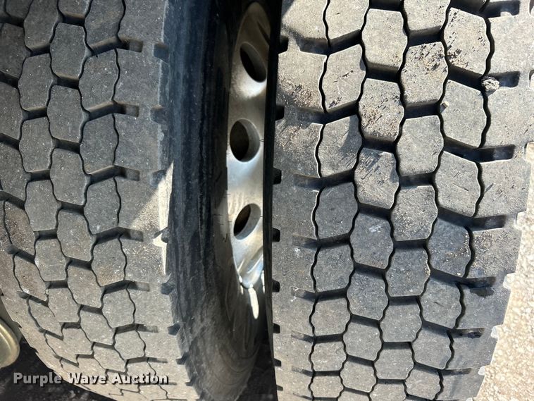 image for item EG1271 2013 International  4400 SBA flatbed truck