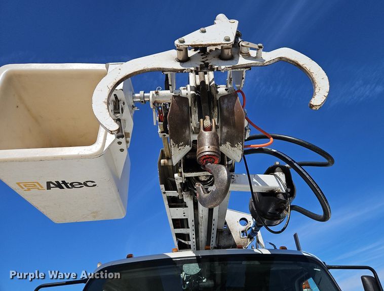 image for item EI3562 2015 Freightliner  M2 digger derrick truck