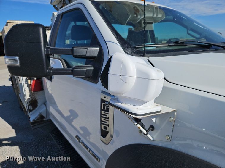 image for item EI3563 2017 Ford  F550 XL  bucket truck