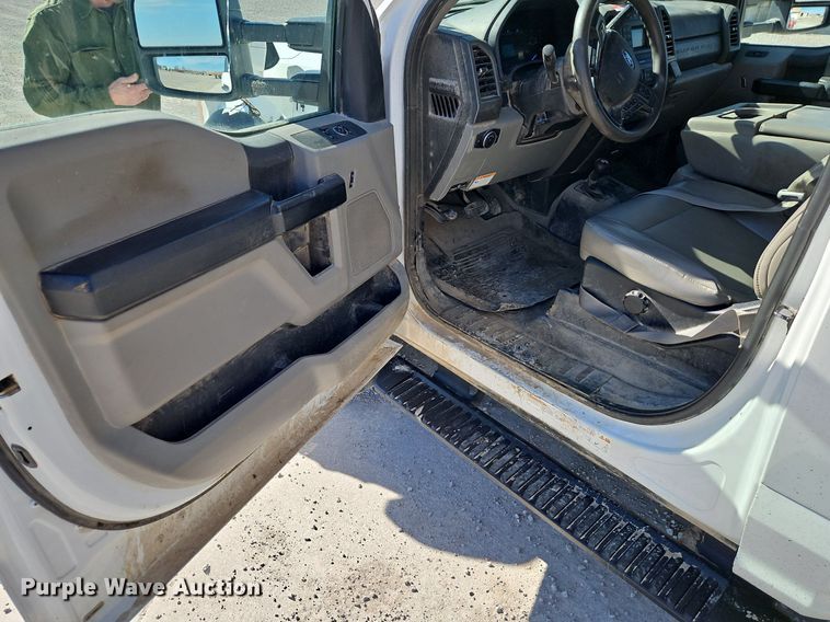 image for item EI3563 2017 Ford  F550 XL  bucket truck