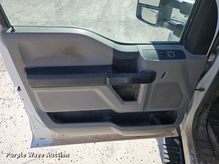 image for item EI3563 2017 Ford  F550 XL  bucket truck