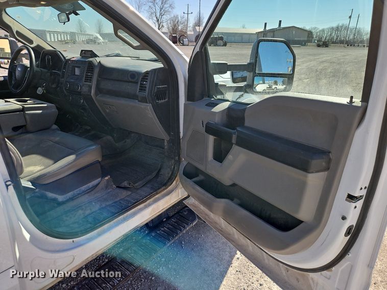 image for item EI3563 2017 Ford  F550 XL  bucket truck