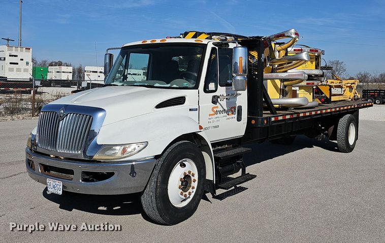 image for item EJ5983 2009 International    4300  flatbed truck