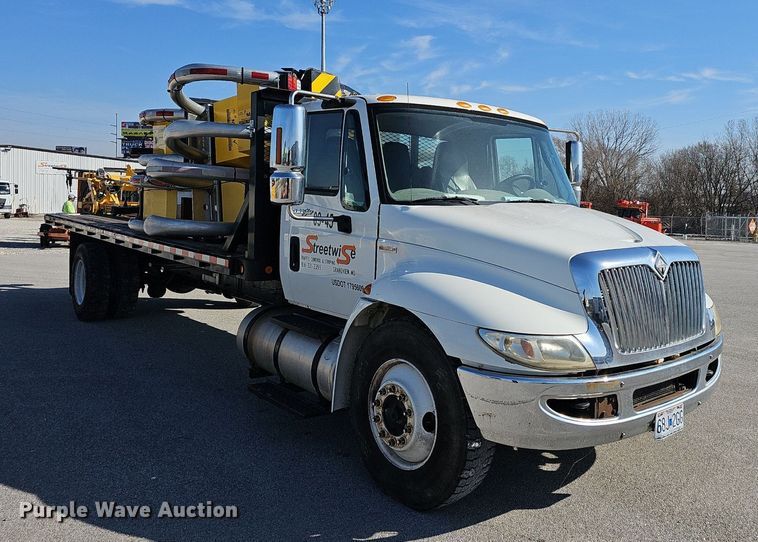 image for item EJ5983 2009 International    4300  flatbed truck