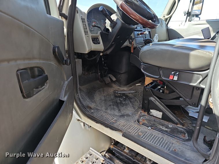 image for item EJ5983 2009 International    4300  flatbed truck