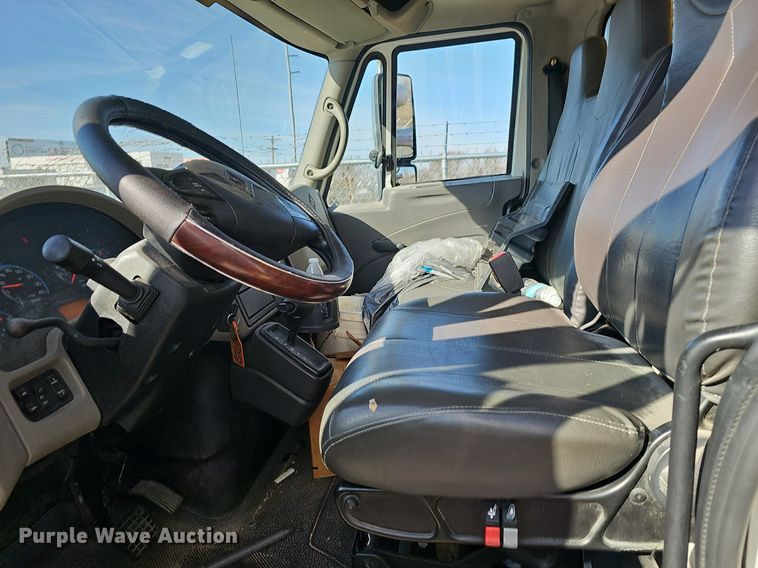 image for item EJ5983 2009 International    4300  flatbed truck