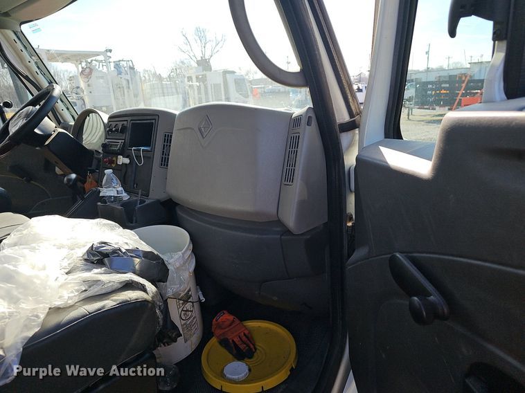 image for item EJ5983 2009 International    4300  flatbed truck