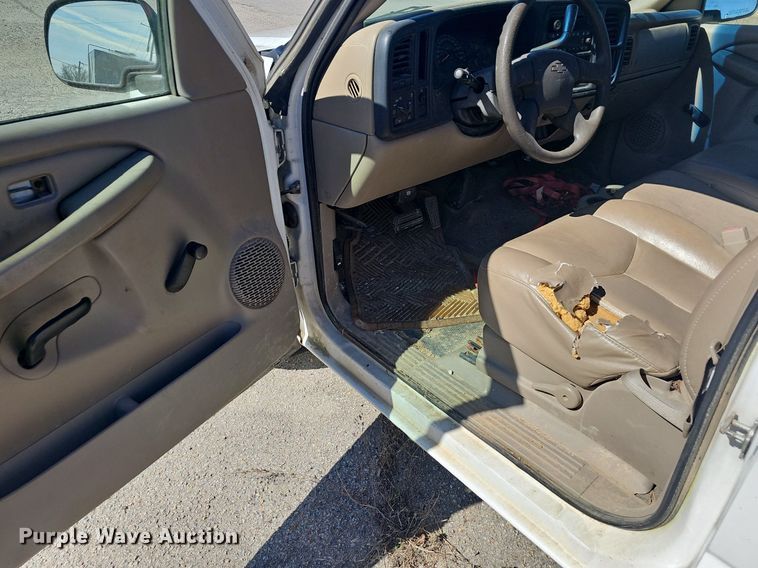 image for item EJ6020 2005 Chevrolet Silverado 1500 pickup truck