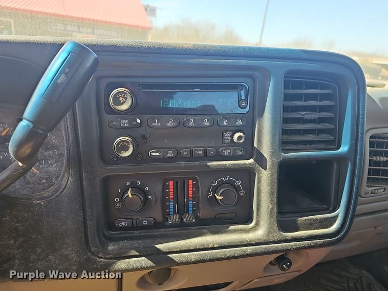 image for item EJ6020 2005 Chevrolet Silverado 1500 pickup truck