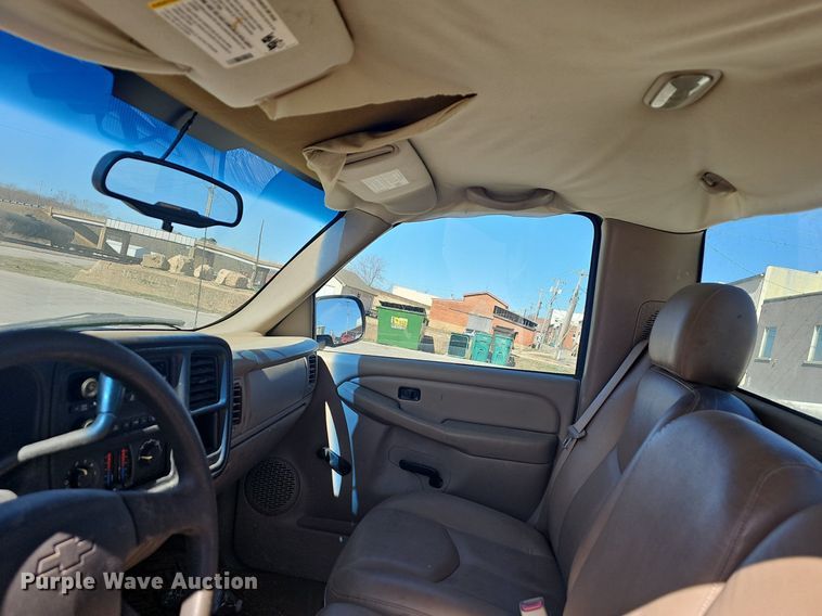 image for item EJ6020 2005 Chevrolet Silverado 1500 pickup truck