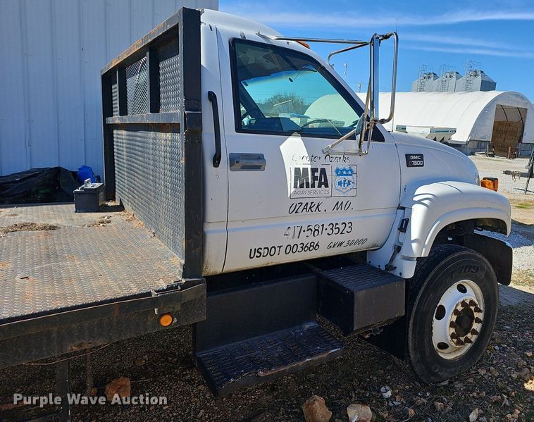image for item EJ6023 2000 GMC C7500 flatbed truck