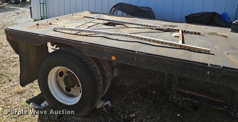 image for item EJ6023 2000 GMC C7500 flatbed truck