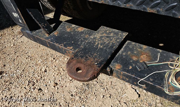 image for item EJ6023 2000 GMC C7500 flatbed truck