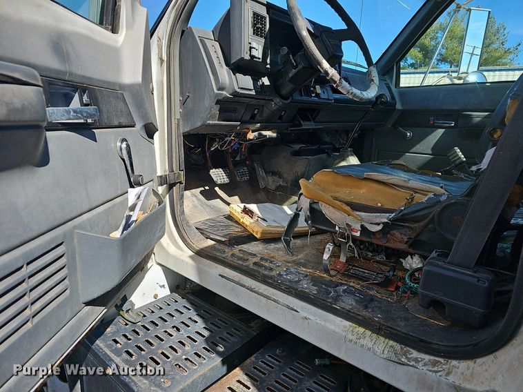 image for item EJ6023 2000 GMC C7500 flatbed truck