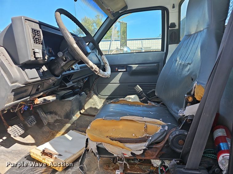 image for item EJ6023 2000 GMC C7500 flatbed truck