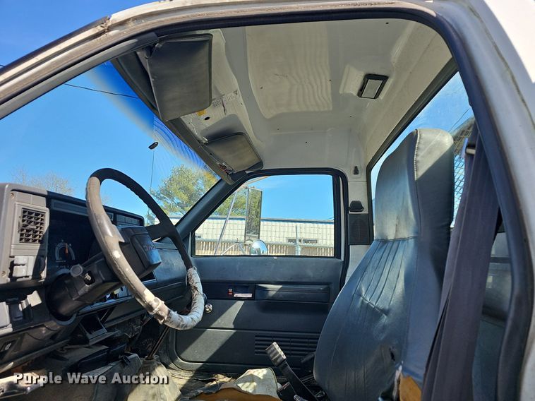 image for item EJ6023 2000 GMC C7500 flatbed truck