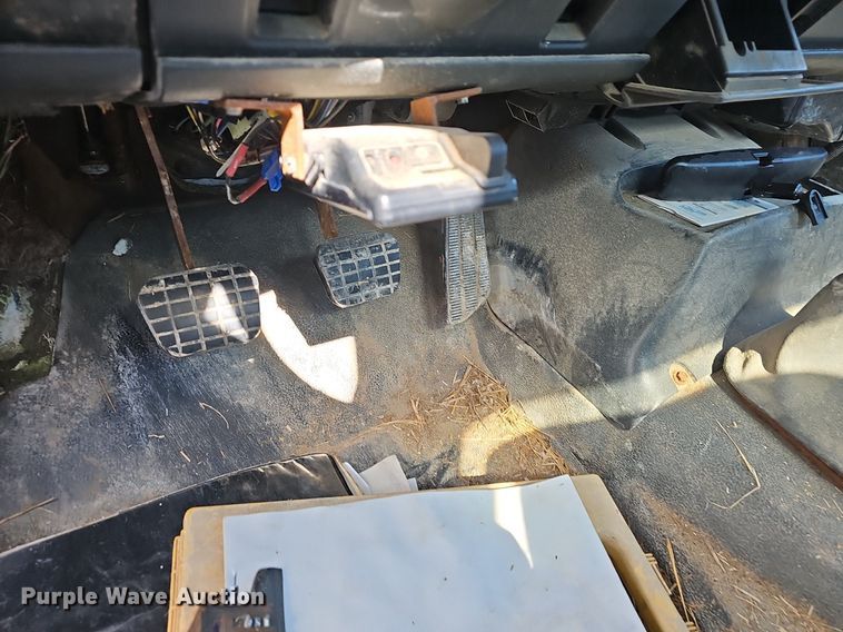 image for item EJ6023 2000 GMC C7500 flatbed truck