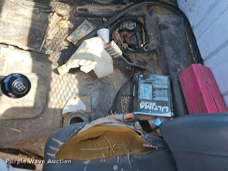 image for item EJ6023 2000 GMC C7500 flatbed truck