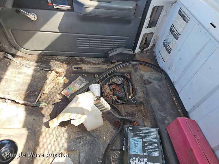 image for item EJ6023 2000 GMC C7500 flatbed truck