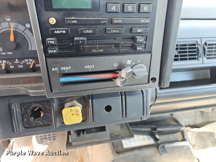 image for item EJ6023 2000 GMC C7500 flatbed truck