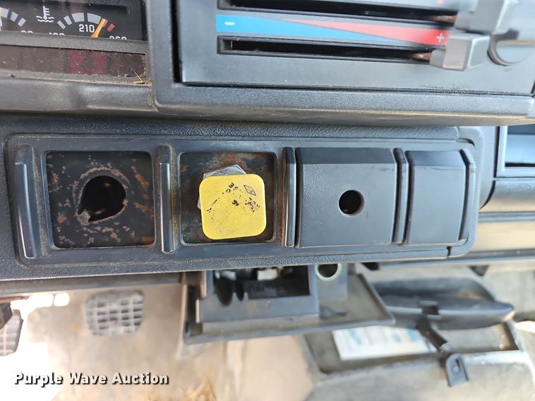 image for item EJ6023 2000 GMC C7500 flatbed truck