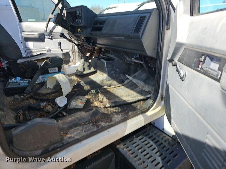 image for item EJ6023 2000 GMC C7500 flatbed truck