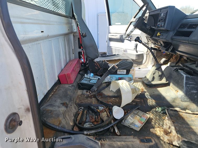 image for item EJ6023 2000 GMC C7500 flatbed truck