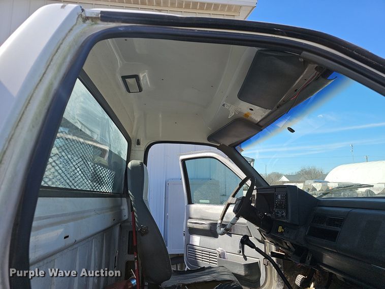 image for item EJ6023 2000 GMC C7500 flatbed truck