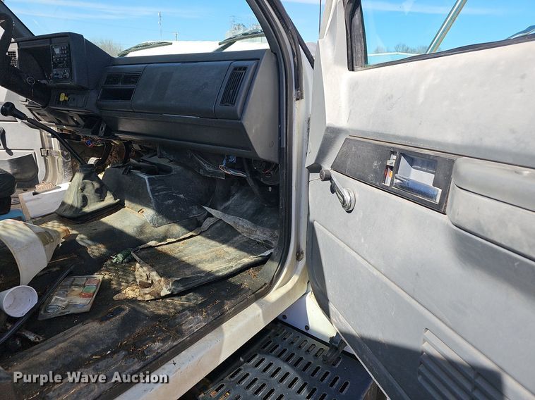 image for item EJ6023 2000 GMC C7500 flatbed truck