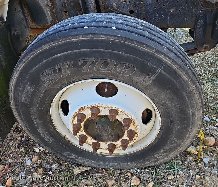 image for item EJ6023 2000 GMC C7500 flatbed truck