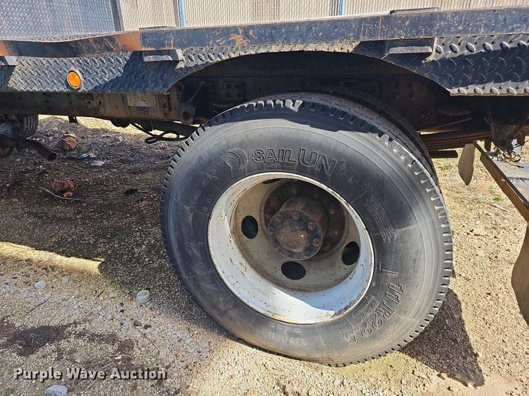 image for item EJ6023 2000 GMC C7500 flatbed truck