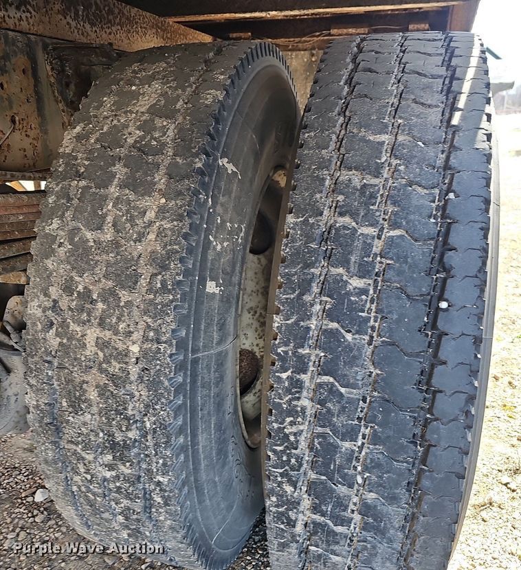 image for item EJ6023 2000 GMC C7500 flatbed truck