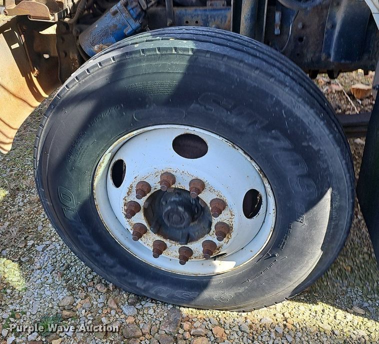 image for item EJ6023 2000 GMC C7500 flatbed truck