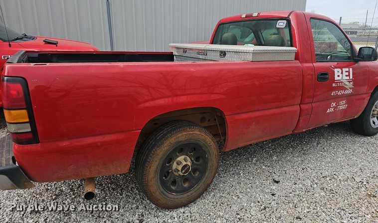 image for item EJ6080 2005 GMC Sierra 1500 pickup truck