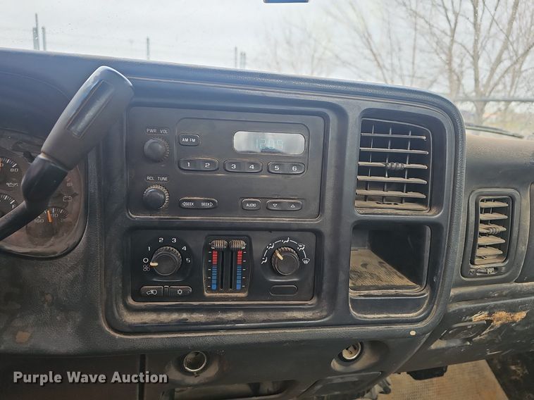 image for item EJ6080 2005 GMC Sierra 1500 pickup truck