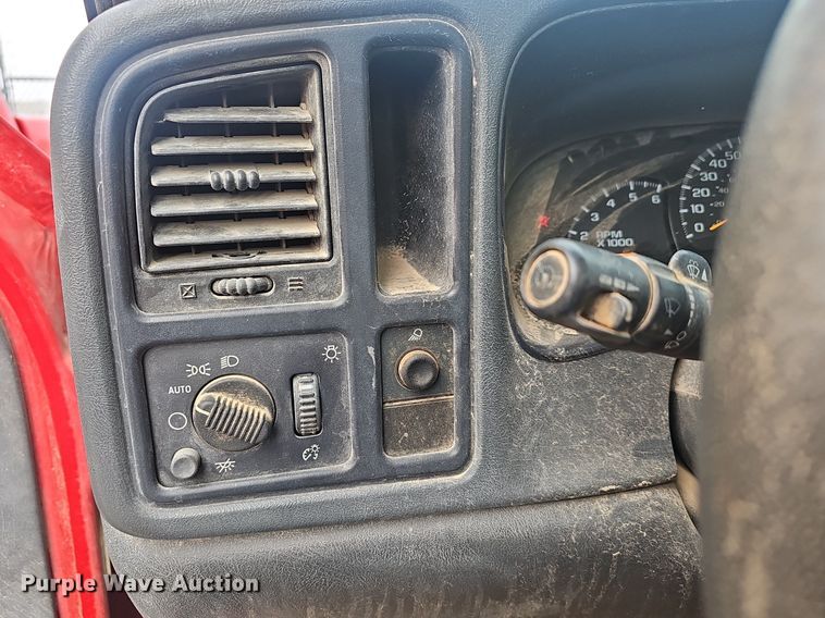 image for item EJ6080 2005 GMC Sierra 1500 pickup truck